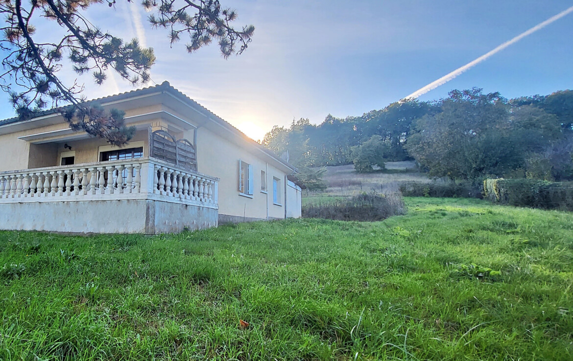 Maison de plain-pied à fleur de coteaux