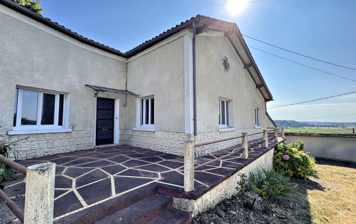maison en pierre dans PUJOLS