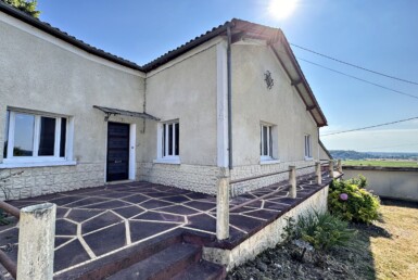 maison en pierre dans PUJOLS