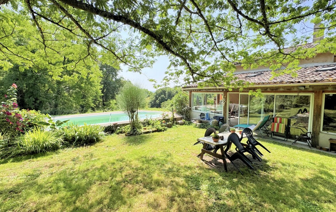 Maison en pierre avec piscine à Lamothe-Montravel (24230)